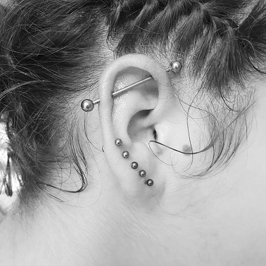 Piercing à l'oreille - piercing industriel et strass - De Style en Aiguille Moirans Tullins